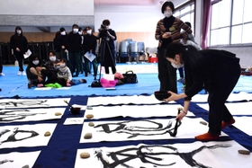 象形文字を和紙にしたためる子ども=南あわじ市阿万塩屋町 象形文字を和紙にしたためる子ども=南あわじ市阿万塩屋町