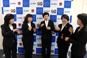 文部科学大臣表彰の喜びを手話で表現する「手話サークル津名」のメンバー=淡路市生穂新島 文部科学大臣表彰の喜びを手話で表現する「手話サークル津名」のメンバー=淡路市生穂新島