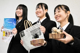 全国大会に進む(左から)堂﨑明星さん、惣田羽音さん、澤田梨瑚さん=洲本市市民交流センター 全国大会に進む(左から)堂﨑明星さん、惣田羽音さん、澤田梨瑚さん=洲本市市民交流センター
