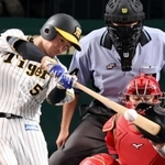 シーズン中に鋭い打撃を見せた近本光司選手(左)