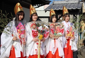 十日えびすで福娘を務める(左から)大倉一莉さん、逢坂歩寿さん、山跡梨緒那さん、中野有彩さん=事代主神社 十日えびすで福娘を務める(左から)大倉一莉さん、逢坂歩寿さん、山跡梨緒那さん、中野有彩さん=事代主神社