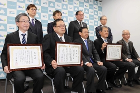 感謝状を受け取った森垣正人県薬剤師会淡路支部長(前列左から1人目)、●橋雅彦洲本市医師会長(同2人目)、鈴木康之県立淡路医療センター院長(同4人目)ら=洲本市役所 ●は「高」の異体字「はしご高」 感謝状を受け取った森垣正人県薬剤師会淡路支部長(前列左から1人目)、●橋雅彦洲本市医師会長(同2人目)、鈴木康之県立淡路医療センター院長(同4人目)ら=洲本市役所 ●は「高」の異体字「はしご高」