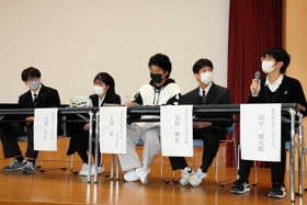 全国防災ジュニアリーダー育成合宿でパネル討論する高校生=国立淡路青少年交流の家 全国防災ジュニアリーダー育成合宿でパネル討論する高校生=国立淡路青少年交流の家