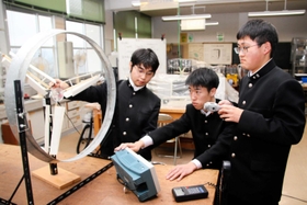 電気学会の高校生コンテストで最優秀賞を獲得した生徒と、実験用に作った風力発電機=洲本実業高校 電気学会の高校生コンテストで最優秀賞を獲得した生徒と、実験用に作った風力発電機=洲本実業高校