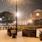 赤れんが倉庫を再生した商業施設に雪が吹きつけた=24日深夜、洲本市塩屋1