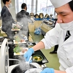 竹炭を混ぜて米を炊くなどアイデアを凝らした料理を作る参加者=南あわじ市中央公民館