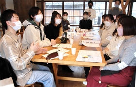 3日間の体験で得た成果を話し合う学生ら=洲本市本町7 3日間の体験で得た成果を話し合う学生ら=洲本市本町7