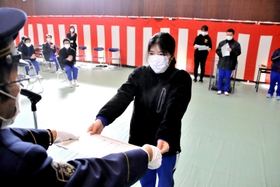 表彰状を受け取るあわじ特別支援学校高等部の代表生徒=あわじ特別支援学校 表彰状を受け取るあわじ特別支援学校高等部の代表生徒=あわじ特別支援学校