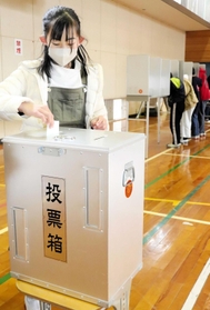 実際の選挙で使う投票箱や記載台を設置して行った児童会役員選挙=中田小学校 実際の選挙で使う投票箱や記載台を設置して行った児童会役員選挙=中田小学校