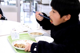 宮城県南三陸町産のギンザケの塩焼きを味わう児童=南あわじ市沼島(沼島小提供) 宮城県南三陸町産のギンザケの塩焼きを味わう児童=南あわじ市沼島(沼島小提供)