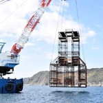 クレーンで海底に投入される魚礁=南あわじ市沼島沖