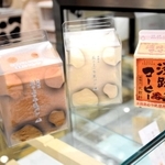 牛乳パック型にあしらった牛乳パン=南あわじ市福良丙