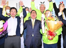 5選を決めて喜ぶ原哲明氏=淡路市富島(撮影・内田世紀) 5選を決めて喜ぶ原哲明氏=淡路市富島(撮影・内田世紀)