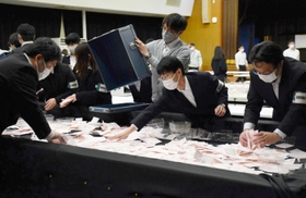 開票作業をする市職員ら=南あわじ市役所第2別館 開票作業をする市職員ら=南あわじ市役所第2別館