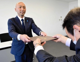 当選証書を受け取る太田康文氏=南あわじ市役所 当選証書を受け取る太田康文氏=南あわじ市役所
