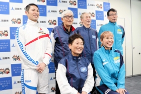 水泳の大会で好結果を残した(前列左から)久住節子さん、松田早苗さん、(後列左から)杉谷大地さん、石井良和さん、高林淳裕さん、竹中司朗さん=淡路市役所 水泳の大会で好結果を残した(前列左から)久住節子さん、松田早苗さん、(後列左から)杉谷大地さん、石井良和さん、高林淳裕さん、竹中司朗さん=淡路市役所