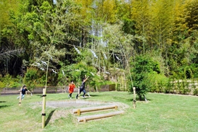 完成した「天神の園」。子どもたちが駆け回った=淡路市志筑、志筑神社 完成した「天神の園」。子どもたちが駆け回った=淡路市志筑、志筑神社