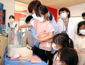 磁石で作った渦に触る子どもたち=淡路市立津名図書館 磁石で作った渦に触る子どもたち=淡路市立津名図書館