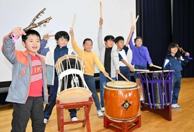 太鼓や鈴の音を響かせる太鼓・神楽クラブの児童たち=一宮小学校 太鼓や鈴の音を響かせる太鼓・神楽クラブの児童たち=一宮小学校