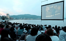 過去のうみぞら映画祭の様子。海に浮かんだようなスクリーンで鑑賞できる 過去のうみぞら映画祭の様子。海に浮かんだようなスクリーンで鑑賞できる