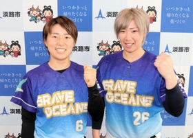 日本女子代表に選出された泉由希菜選手(右)と星川あかり選手=淡路市役所 日本女子代表に選出された泉由希菜選手(右)と星川あかり選手=淡路市役所