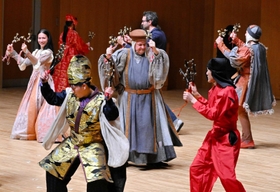 神楽「鈴舞」を舞うセッジョレ劇団と国生み神楽の演者ら=淡路市志筑新島のしづかホール 神楽「鈴舞」を舞うセッジョレ劇団と国生み神楽の演者ら=淡路市志筑新島のしづかホール