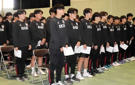 開校式に出席する相生学院高校サッカー部員=淡路市釜口 開校式に出席する相生学院高校サッカー部員=淡路市釜口