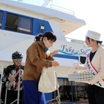 深日港からの初便で洲本港に到着した乗客=洲本港