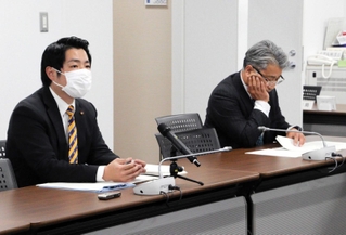 4月22日の百条委終了後、記者の質問に答えた木戸隆一郎委員長(左)と柳川真一副委員長=洲本市役所
