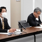 4月22日の百条委終了後、記者の質問に答えた木戸隆一郎委員長(左)と柳川真一副委員長=洲本市役所