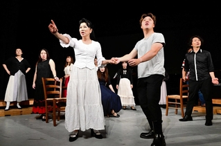 稽古に励むカルメン役の藤井泰子さん(手前左)らアワジオペラカンパニーのメンバー=旧アソンブレホール