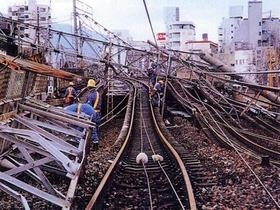 鉄路がゆがみ、送電柱が倒れた震災直後のJR神戸線(古澤孝司さん提供)