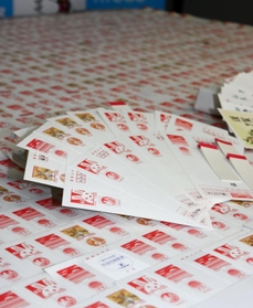 西宮市内にある集合住宅のポストなどから男が盗んだとされる約千枚の年賀状=甲子園署 西宮市内にある集合住宅のポストなどから男が盗んだとされる約千枚の年賀状=甲子園署