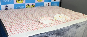 西宮市内の集合ポストなどから男が盗んだとされる約千枚の年賀状=甲子園署 西宮市内の集合ポストなどから男が盗んだとされる約千枚の年賀状=甲子園署