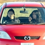 NHKドラマ「拾われた男」(第2話)の仲野太賀さん(左)、薬師丸ひろ子さん