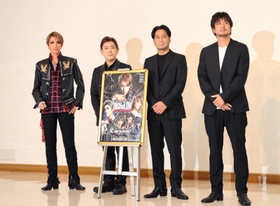 宝塚歌劇団宙組公演「HiGH&LOW」の通し舞台稽古の前に取材に応じる(左から)宙組トップの真風涼帆、同歌劇団脚本・演出の野口幸作、LDH JAPAN代表のHIRO、原作脚本の平沼紀久=26日午後、宝塚大劇場(撮影・長嶺麻子) 宝塚歌劇団宙組公演「HiGH&LOW」の通し舞台稽古の前に取材に応じる(左から)宙組トップの真風涼帆、同歌劇団脚本・演出の野口幸作、LDH JAPAN代表のHIRO、原作脚本の平沼紀久=26日午後、宝塚大劇場(撮影・長嶺麻子)
