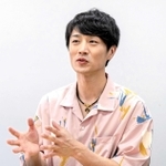 「『渋谷で…どう?』を年末にNHKホールで歌いたい」と話す真田ナオキ=神戸新聞社