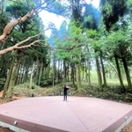 涼しくなった六甲山上。木立に囲まれたステージに立つマウロ・イウラートさん=神戸市灘区六甲山町