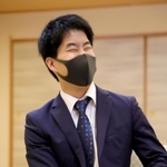 第2局で関航太郎天元に勝ち、笑顔で対局を振り返る伊田篤史九段=18日午後、札幌市、京王プラザホテル札幌