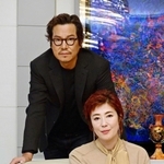 「人間のこっけいさのようなものもにじみ出ている。そんな点にも注目して」と話す寺島しのぶ(前)と豊川悦司=大阪市内(撮影・中西幸大)