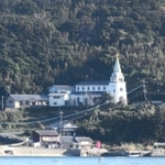 三角形の塔に特徴がある浜脇教会=長崎県五島市沖から