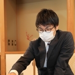 第4局で勝利し、感想戦で対局を振り返る関航太郎天元=1日午後、洲本市小路谷、ホテルニューアワジ(撮影・長嶺麻子)