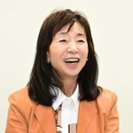 「やや変化球ともいえる2作。小説の楽しみを読者とも分かち合いたい」と話す玉岡かおるさん=神戸新聞社(撮影・坂井萌香)