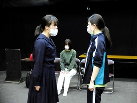 稽古に励む(右から)カナエ役の東海林楓、トウコ役の林真子、サキ役の畔柳真衣=神戸市中央区 稽古に励む(右から)カナエ役の東海林楓、トウコ役の林真子、サキ役の畔柳真衣=神戸市中央区
