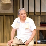 「丘の一本杉」で鍛冶屋の良助を演じる渋谷天外(2013年、舞台製作:松竹株式会社)