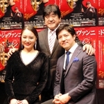 ドン・ジョヴァンニ公演の会見で笑顔を見せる(左から)高野百合絵、佐渡裕芸術監督、大西宇宙=西宮市高松町、県立芸術文化センター