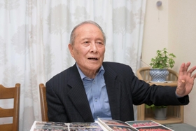 懐かしい写真を見ながら、神戸のジャズシーンについて語る日下雄介さん=神戸市中央区(撮影・風斗雅博) 懐かしい写真を見ながら、神戸のジャズシーンについて語る日下雄介さん=神戸市中央区(撮影・風斗雅博)