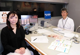 「ヘルプマーク」について取材した大西由梨さん(左)と冨島隆則さん=ラジオ関西 「ヘルプマーク」について取材した大西由梨さん(左)と冨島隆則さん=ラジオ関西