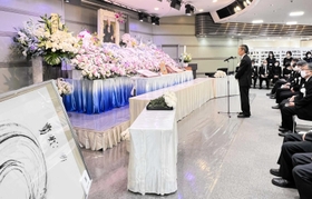 菅野清峯さんをしのぶ会の様子。400人を超す人々が献花に訪れた=芦屋市のラポルテホール 菅野清峯さんをしのぶ会の様子。400人を超す人々が献花に訪れた=芦屋市のラポルテホール