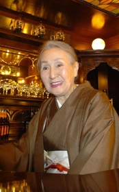 ソネの店内でインタビューに応じた曽根桂子さん=2007年11月、神戸市中央区中山手通1 ソネの店内でインタビューに応じた曽根桂子さん=2007年11月、神戸市中央区中山手通1